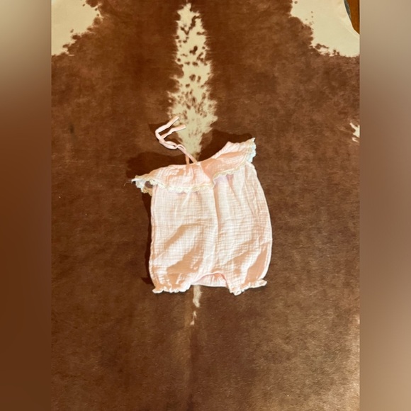 Le Petit baby girl one piece cold shoulder romper
size 3/6 month - Picture 1 of 3